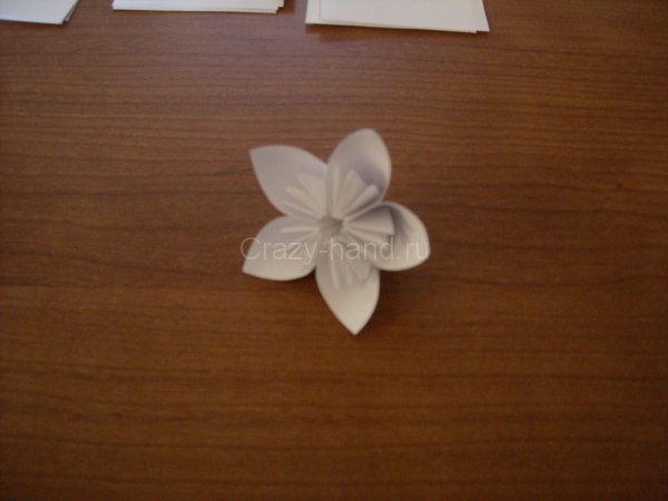 Как сделать белый цветок из бумаги легкие