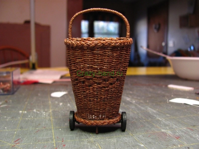 Плетение миниатюрной фруктовой корзины для кукольного домика