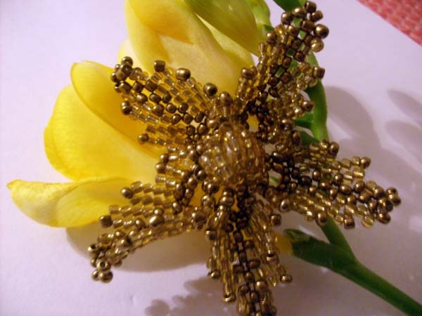 Золотой цветок из бисера своими руками